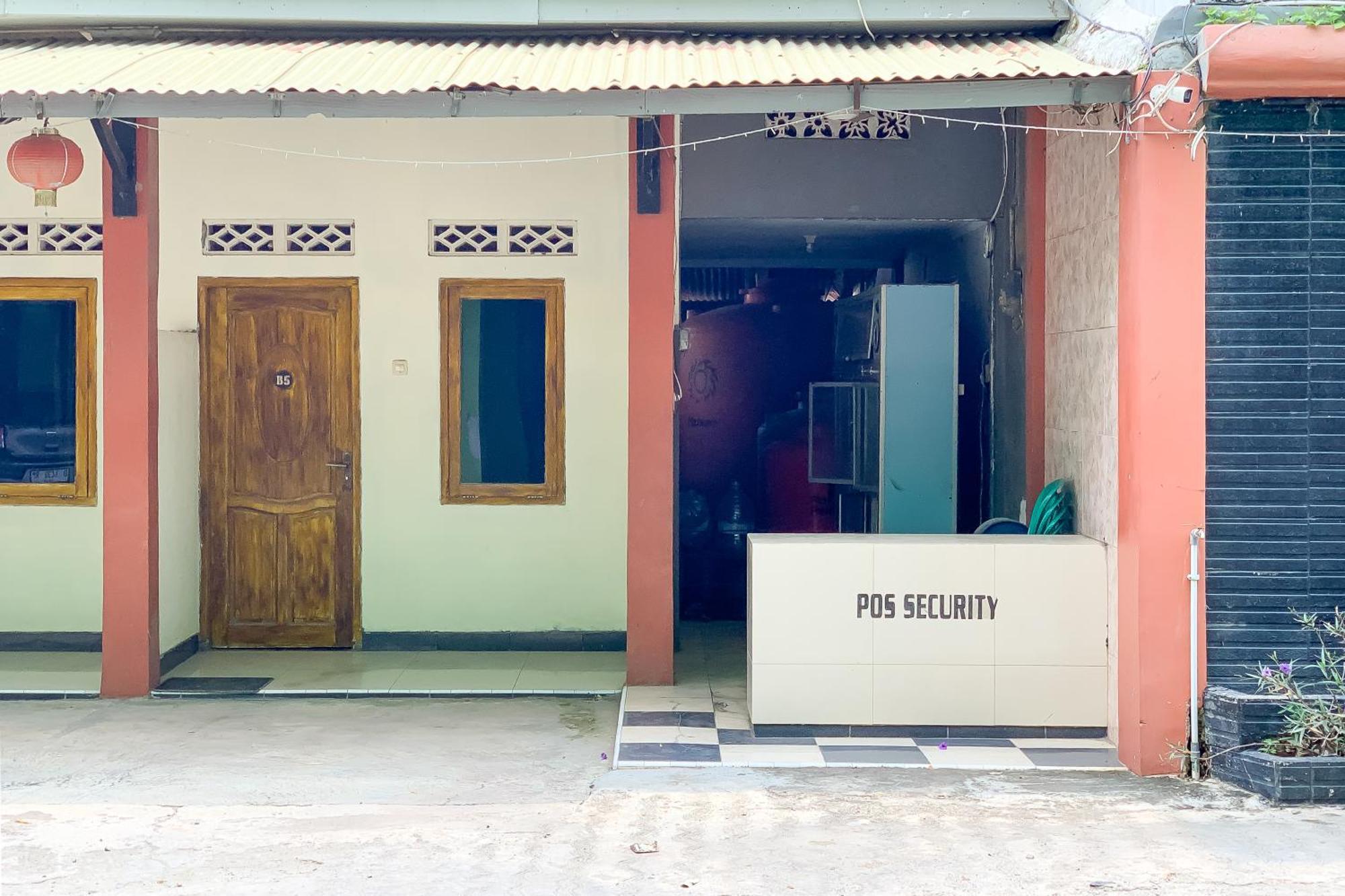 Penginapan Losmen Ayu Pamanukan Redpartner Pamanukan Hilir Exterior photo