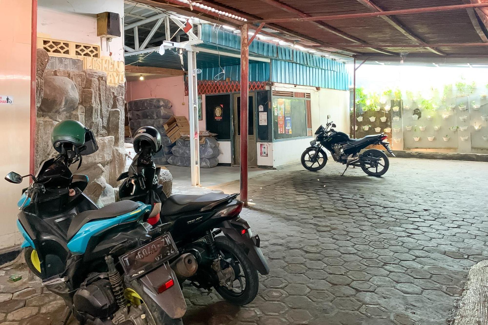 Penginapan Losmen Ayu Pamanukan Redpartner Pamanukan Hilir Exterior photo