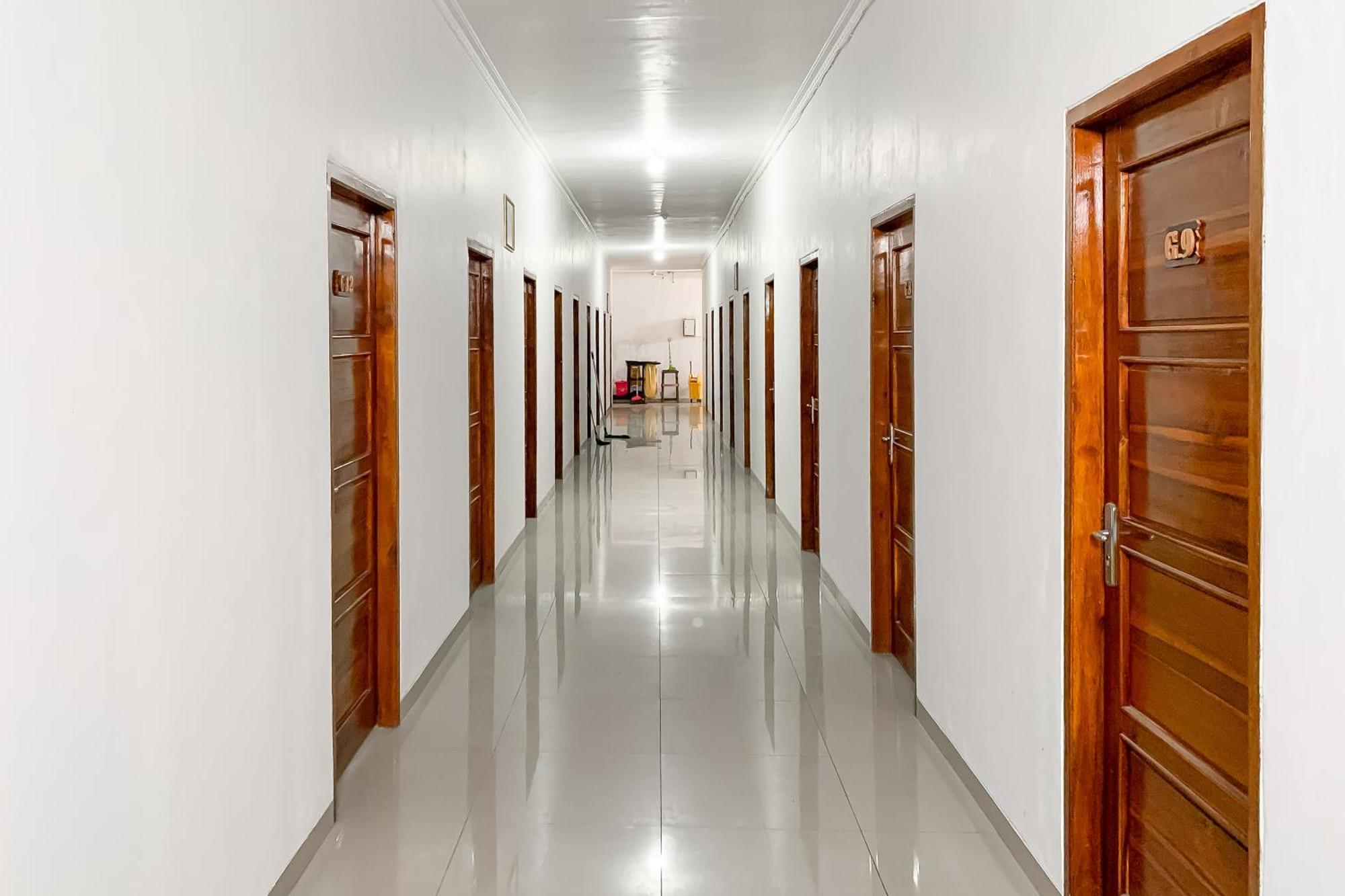 Penginapan Losmen Ayu Pamanukan Redpartner Pamanukan Hilir Exterior photo