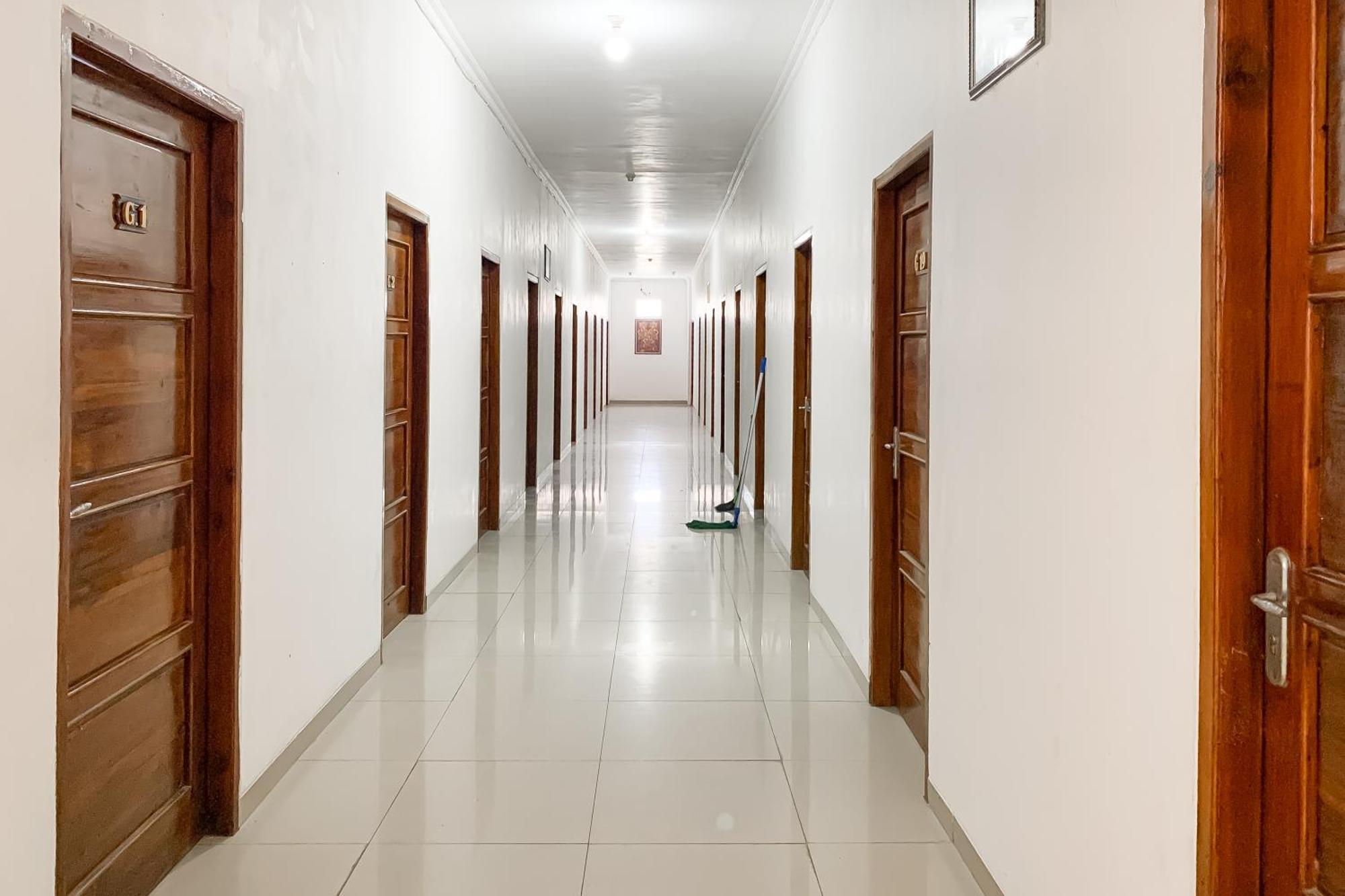 Penginapan Losmen Ayu Pamanukan Redpartner Pamanukan Hilir Exterior photo