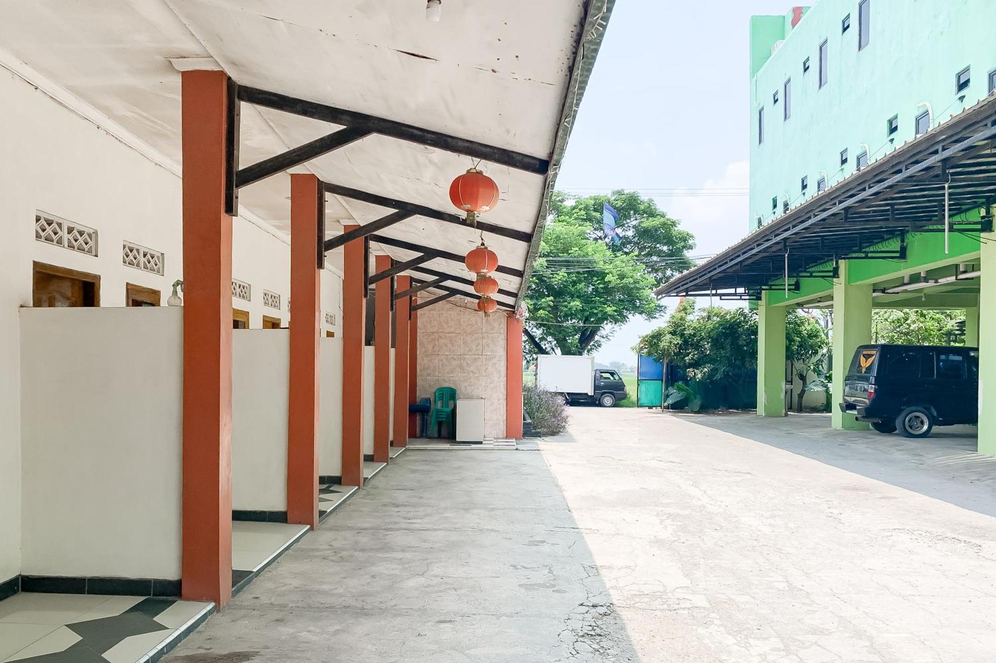 Penginapan Losmen Ayu Pamanukan Redpartner Pamanukan Hilir Exterior photo