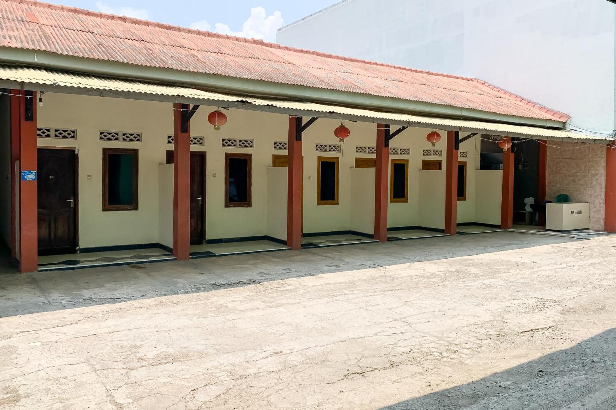 Penginapan Losmen Ayu Pamanukan Redpartner Pamanukan Hilir Exterior photo